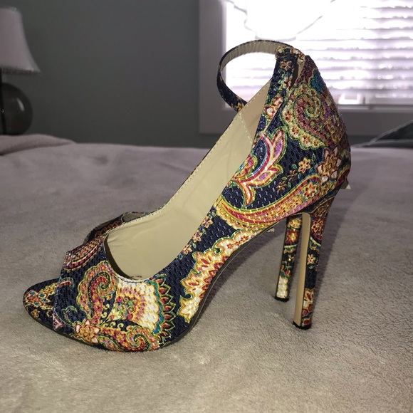 Beautiful Pattern Heels - Picture 2 of 6